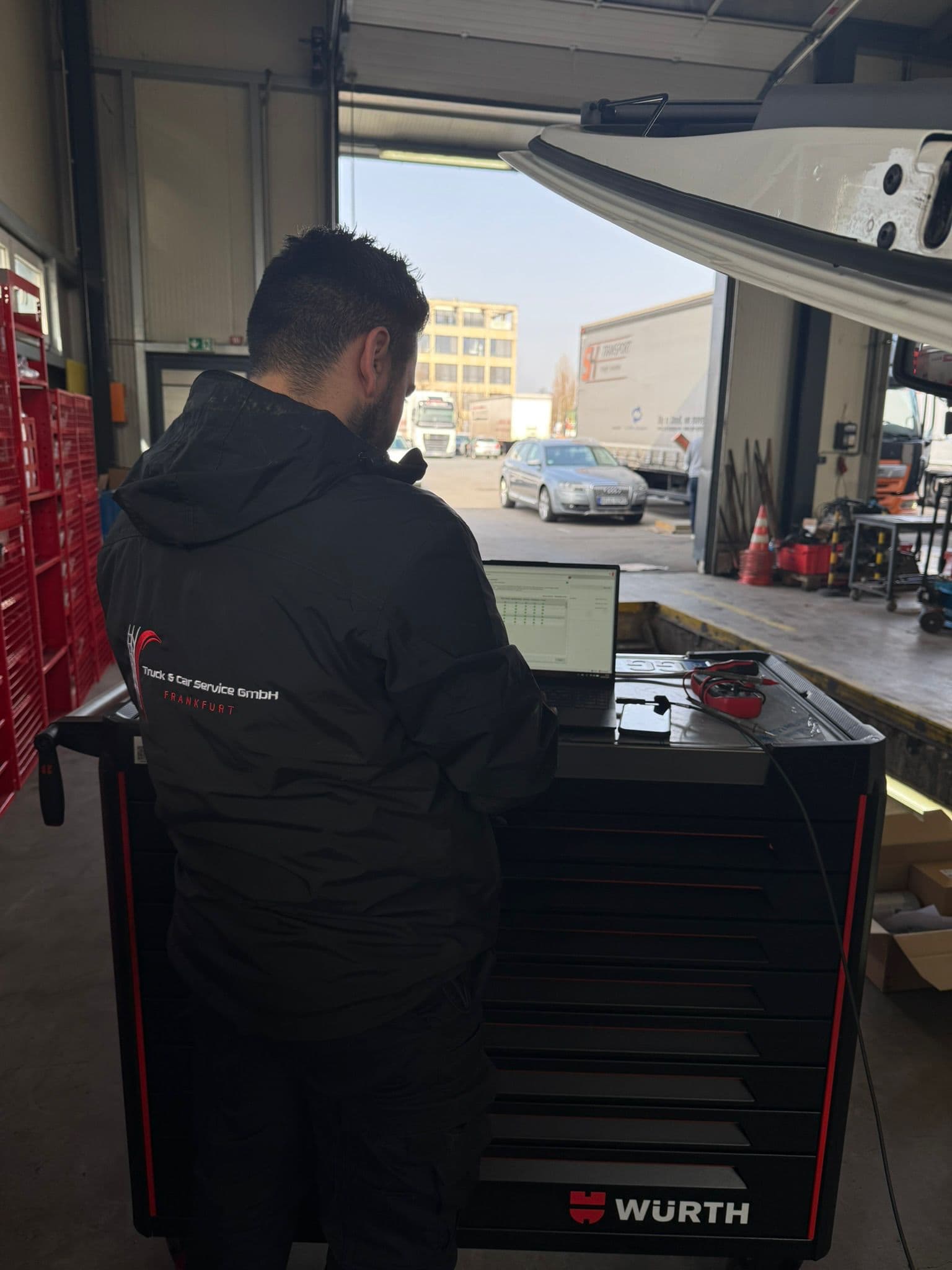 Werkstatt Mitarbeiter am PC bei der Ersatzteilbestellung