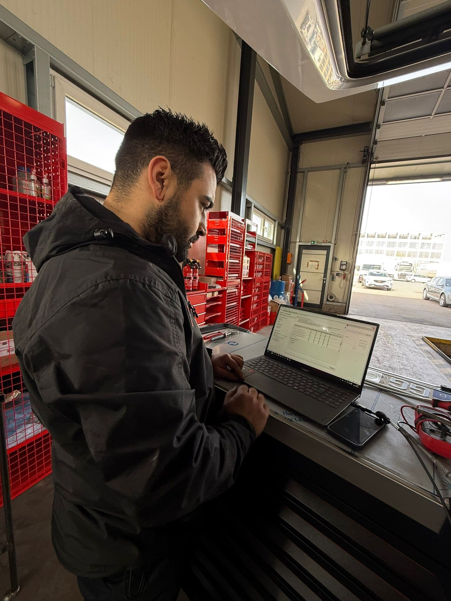 Werkstattmeister bei der detaillierten Fehlerdiagnose am PC